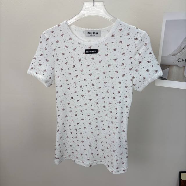 Miumiu 2026早春Holiday系列 碎花甜妹必备 谁能抗拒Miumiu的春日浪漫！2026早春Holiday系列碎花单品来袭，涵盖背心、短袖T、长袖T