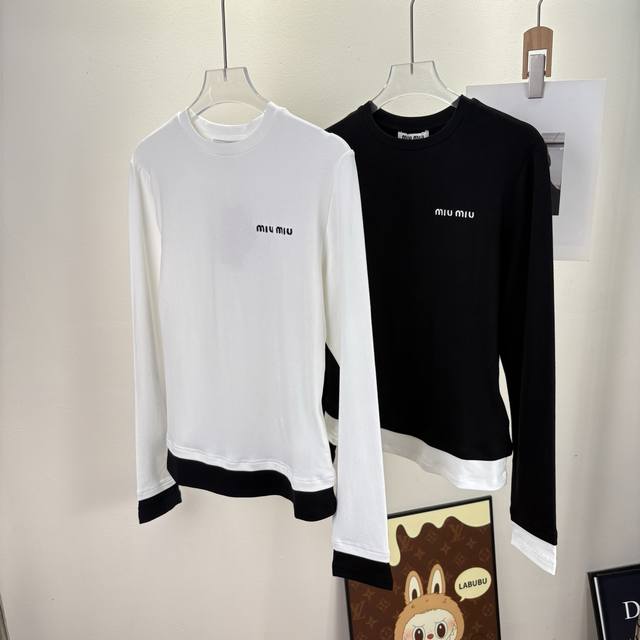 Miu2025秋季新款，把温柔与时髦揉进日常。超柔感面料轻抚肌肤，带来云朵般的亲肤体验，垂坠线条流淌着随性气质。 黑白撞色拼接在下摆勾勒出层次感，假两件设计巧藏