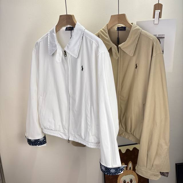 被问爆 韩里韩气的早春夹克！ 挖到宝了家人们！这件早秋夹克 也太绝了！ 浅卡其色调，韩系松弛感拉满 翻领设计利落又显精神 袖口的精致花纹 是点睛之笔 低调的小精