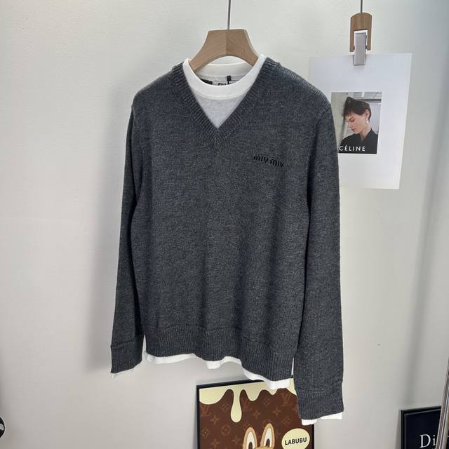 V领假两件设计针织毛衣 缪家最新系列～假两件搭配胸前字母 袖口撞色突出，V领设计，延伸颈脖的长度，修饰脸型 面料：100%羊毛 颜色：灰色 尺寸：S-M-L