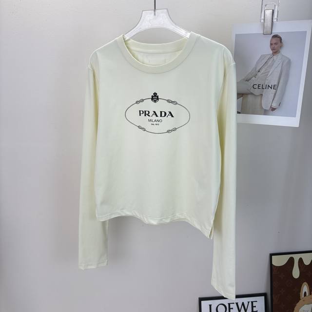prada早春轻启｜经典款穿出松弛高级感 当早春微风拂过，prada经典款针织T恤为日常注入精致仪式感。正面标志性Logo印花低调彰显身份，后领徽标与三角标贴布