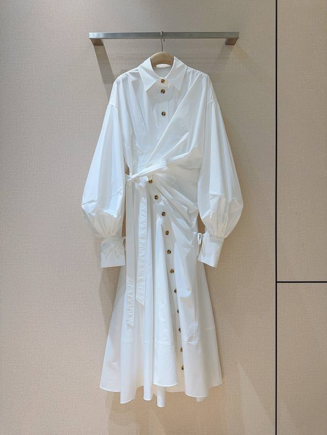 Z*I*M*M 26早春新品推荐 采用衬衫领+单排扣基础版型，结合收腰系带设计，兼具衬衫的利落与连衣裙的柔美； 袖子为夸张的泡泡袖+袖口抽绳设计，增加造型感；舒