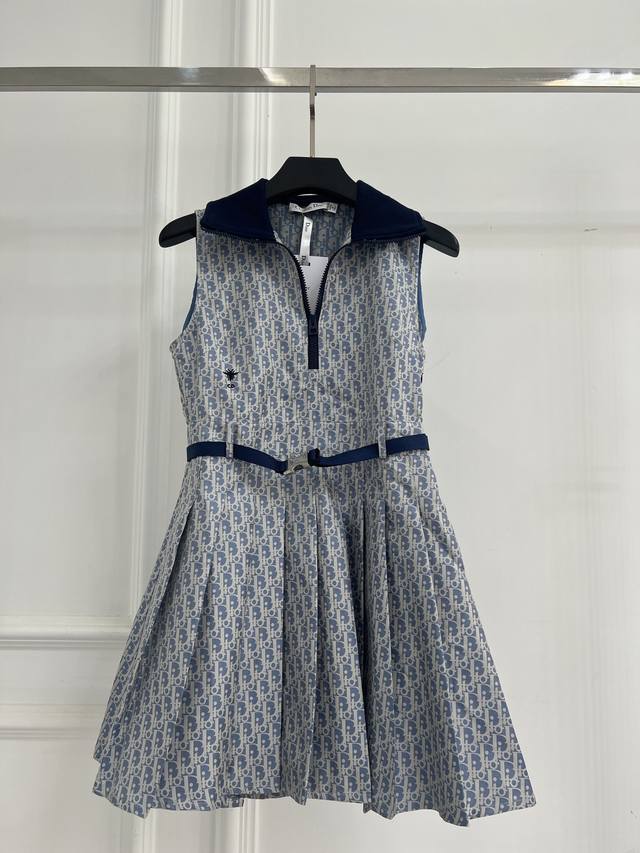 现货充足放心推 Dio 2025新品上架提花腰带背心裙 定制Yb进口提花冲锋材质 质感挺括 上身有型 无袖连衣裙版型 通体采用提花工艺 满印标志性老花图案 复古