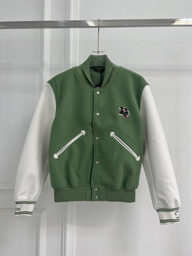 Dio24秋冬新款火爆全网重工艺采用定位刺绣珠花 棒球服！材质：官方环保中国绒拼接进口荔枝纹皮，定制五金 纽扣罗纹采用纯棉大罗纹！重工细节还原！男女同款 Sml