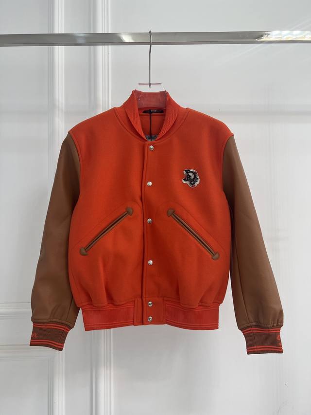 Dio24秋冬新款火爆全网重工艺采用定位刺绣珠花 棒球服！材质：官方环保中国绒拼接进口荔枝纹皮，定制五金 纽扣罗纹采用纯棉大罗纹！重工细节还原！男女同款 Sml