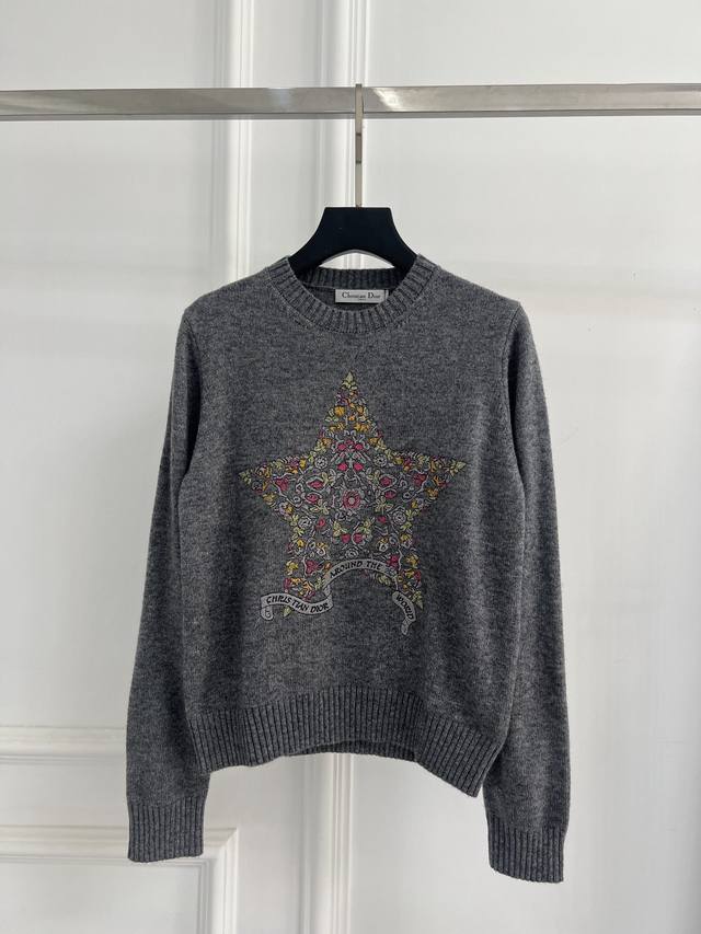 Dio 25 秋季新款圆领刺绣套头毛衣 定制Yb羊绒羊毛纱线织造 质感高级 舒适柔软 圆领长袖毛衣剪裁 领口袖口宽螺纹包边与衣摆相呼应 大面积花叶元素钩花刺绣铺