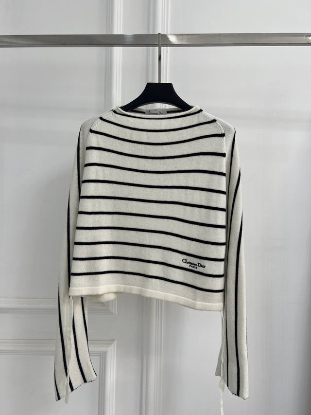 Dio 2025秋冬新款一字领下摆抽绳针织毛衣 两色可选！独特一字领设计，下摆抽绳 衣身字母Logo彰显个性 羊毛面料手感柔软 贴身穿不扎 面料：70%羊毛+3