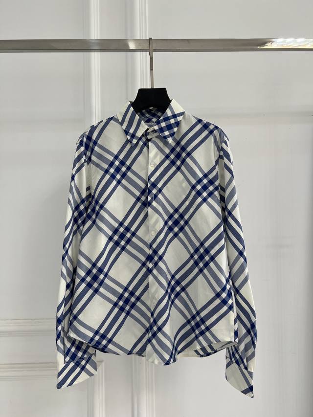 Bur*E25Ss春夏新款 专柜同步上新格子衬衣尖领衬衫，选用棉质斜纹面料打造装饰精纺 B*Rb 格纹呈现休闲版型精选高级的配色打造亮眼搭配斜格纹设计重磅来袭B