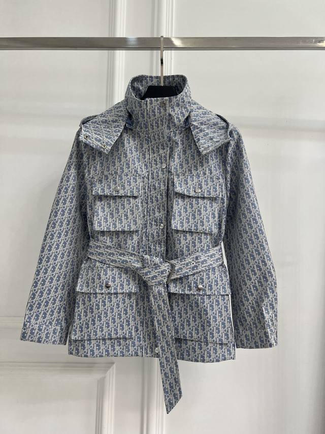 Dior老花夹克 帅到犯规的时尚单品，哈喽各位时尚小伙伴们！今天要给大家安利一款Dior的系列经典老花夹克外套啦！这款夹克外套简直是帅到犯规的存在，让人一眼就爱