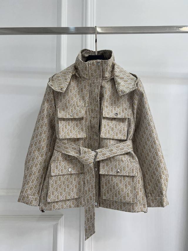 Dior老花夹克 帅到犯规的时尚单品，哈喽各位时尚小伙伴们！今天要给大家安利一款Dior的系列经典老花夹克外套啦！这款夹克外套简直是帅到犯规的存在，让人一眼就爱