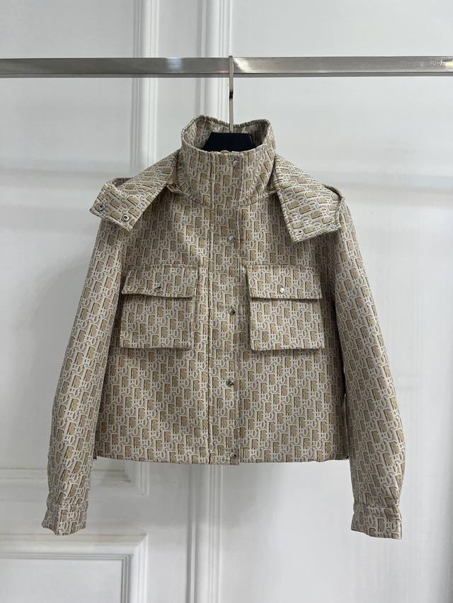 Dior 迪奥2025秋冬新款连帽短外套、金典老花提花面料，下摆抽绳，后背搭配品牌徽标织带休闲潮流，胸前大口袋 这个季节很适合。很有设计感的一件～ 面料很挺括，