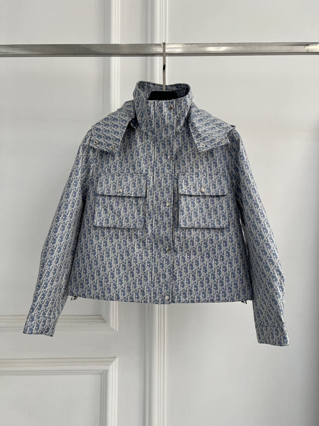 Dior 迪奥2025秋冬新款连帽短外套、金典老花提花面料，下摆抽绳，后背搭配品牌徽标织带休闲潮流，胸前大口袋 这个季节很适合。很有设计感的一件～ 面料很挺括，