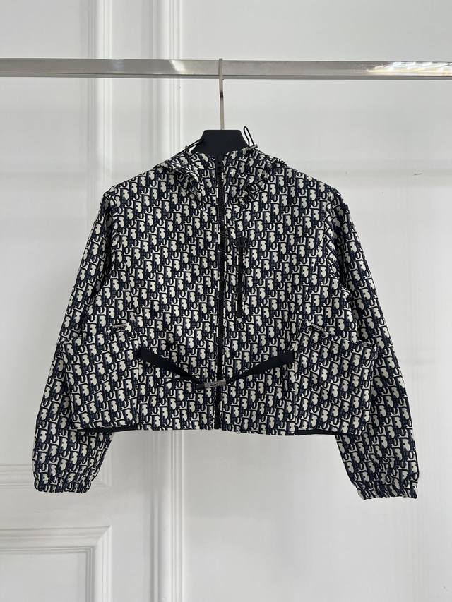 现货充足放心推 Dio* 25Ss早春新款 老花夹克外套丨原版开发！高版出品！ 这款连帽夹克饰以金色 Oblique 提花，回溯 D*Or 于 1967 年推出