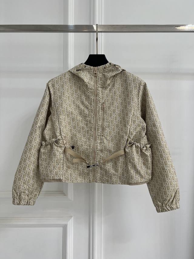 现货充足放心推 Dio* 25Ss早春新款 老花夹克外套丨原版开发！高版出品！ 这款连帽夹克饰以金色 Oblique 提花，回溯 D*Or 于 1967 年推出