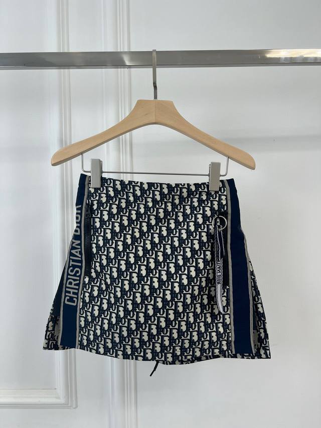 Dio* 25夏季新款短裤裙D家老花Logo女神系列休闲短裤裙，经典之作 闭眼入 春夏真的刚需，时尚又休闲完全拿捏住了，随手一穿都是轻松Chic的法式女孩。秒变