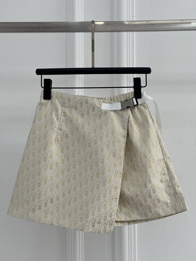 现货充足放心推 Dio* 25Ss早春新款 提花冲锋裤裙丨独家高版出品！定制Yb进口提花冲锋材质 挺括有型 满印提花字母图案装饰 彰显品牌调性 正面叠加一片式裙