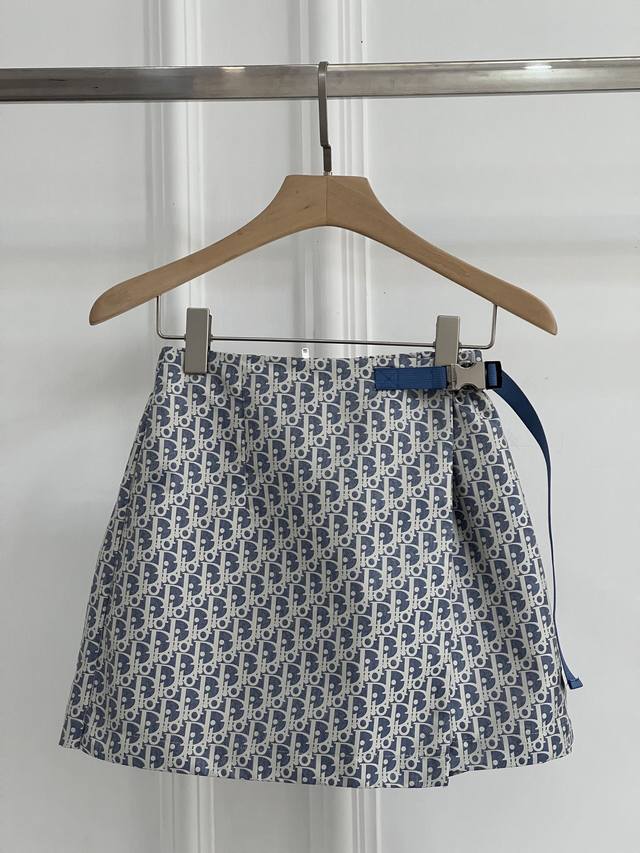 现货充足放心推 Dior25新款裙裤，原版定制面料，挺括舒适有型 正面饰以一片式裙面连接，配合银色按卡扣调节设计，增添造型层次感，侧面饰以凸品牌字母徽标织带，彰