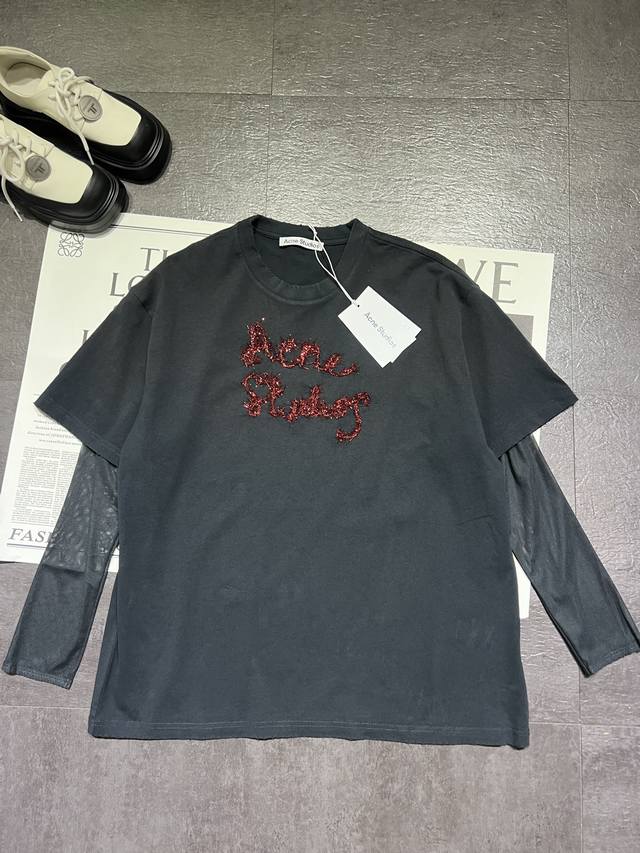 pp Acne Studi*新款圆领金属字母徽标刺绣假两件宽松长袖T恤情侣款出货，大版型，模特上身裤子也有，一套出货了，上身超好看，现货Sml