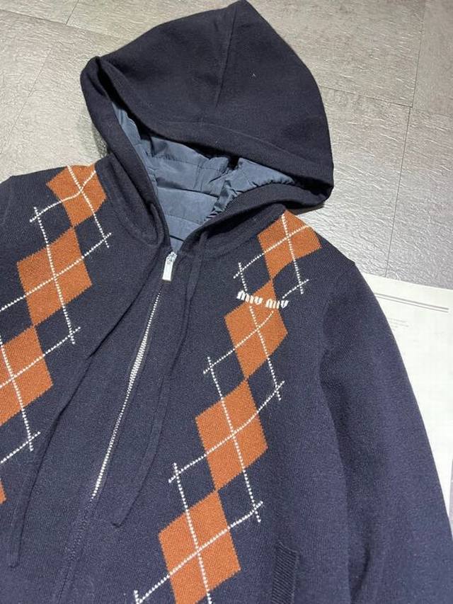 pp Miumi*缪缪 新款女款 菱格纹连帽外套出货，定制面料，定位针织法，加厚款，减龄款，现货Sml