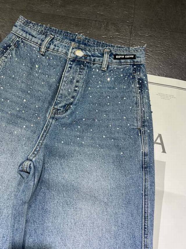 pp 重工烫钻拉薄绒牛仔裤出货，好看的同时又保暖，秋冬必备，万能百搭面包服夹克，版型真的超好，强烈推荐大家入手，尺码Smlxl