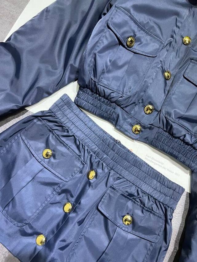 外套pp 半裙pp 原版开发，Miumi* 25秋冬新款 翻领短款束腰夹克+半裙套装丨独家Yb开发！高版出品！甄选哑光缎面尼龙面料，自带低调柔润光泽，挺括度与垂