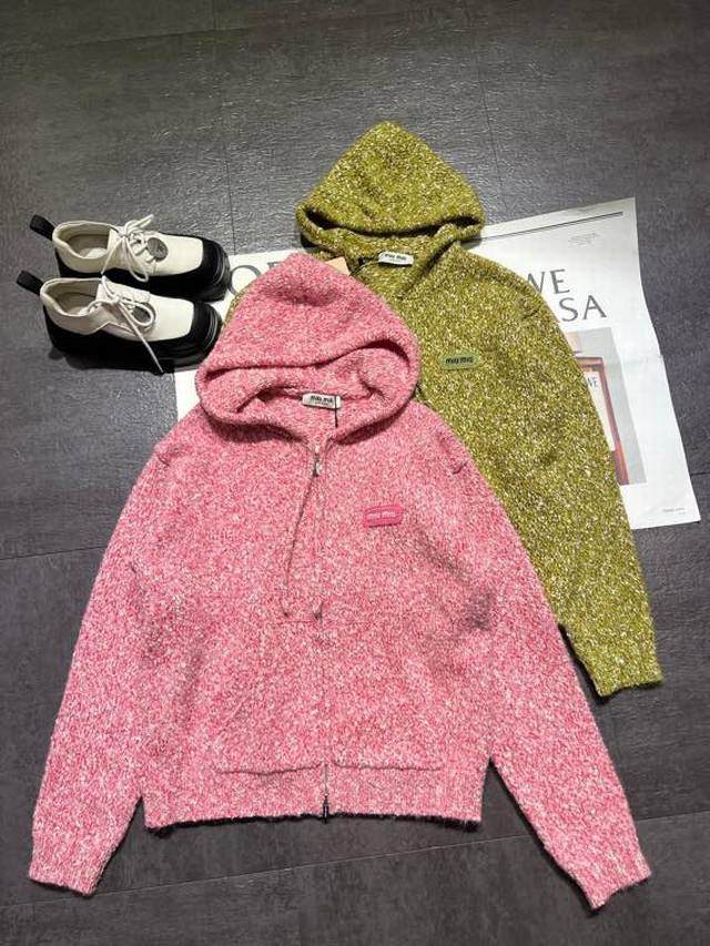 pp Miu Mi*缪缪 26早春来啦，定制纱线粗针外套出货，颜色质感很好，对版双拉头开，上身拍照凹凸造型真的很好看，羊毛混纺纱，两色Sml