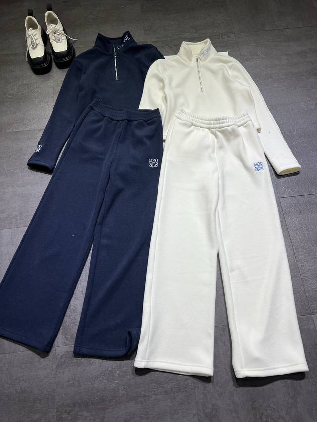 pp 套Loew*雪尼尔套装出货，秋冬天的面料，一套上身版型超好，不挑人，档口跑量王，100%补单率，两色Sml