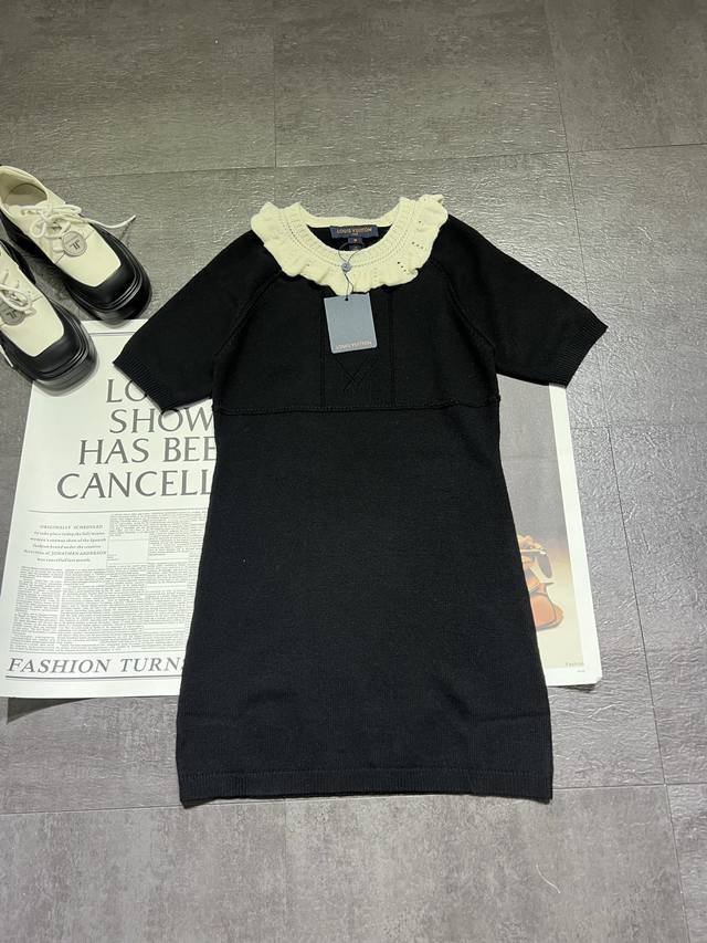 pp Louis Vuitt**路易威登L喂26早春新款女款 针织连衣裙出货啦，开衫裙子一个系列出货，德国进口机织木耳花边，羊毛纱线，现货Sml