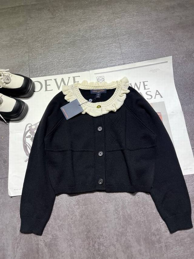 pp 原版开发L喂26早春新款短款针织开衫，黑色主调+米色荷叶边领口，优雅复古气质拉满！高品质针织面料，柔软又保暖，秋冬穿超合适。正面木质纽扣，细节满分，短款设