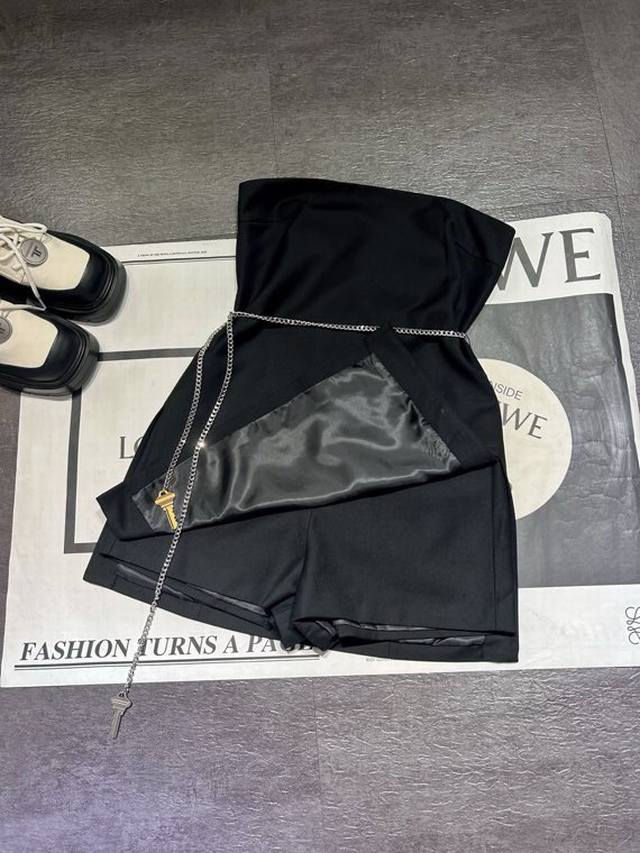 pp Alexanderwan*亚历山大王女士链条装饰可拆卸吊带连衣裙出货，内带安全裤的，高端版本，原版腰链配套出，强烈推荐款，现货Sml