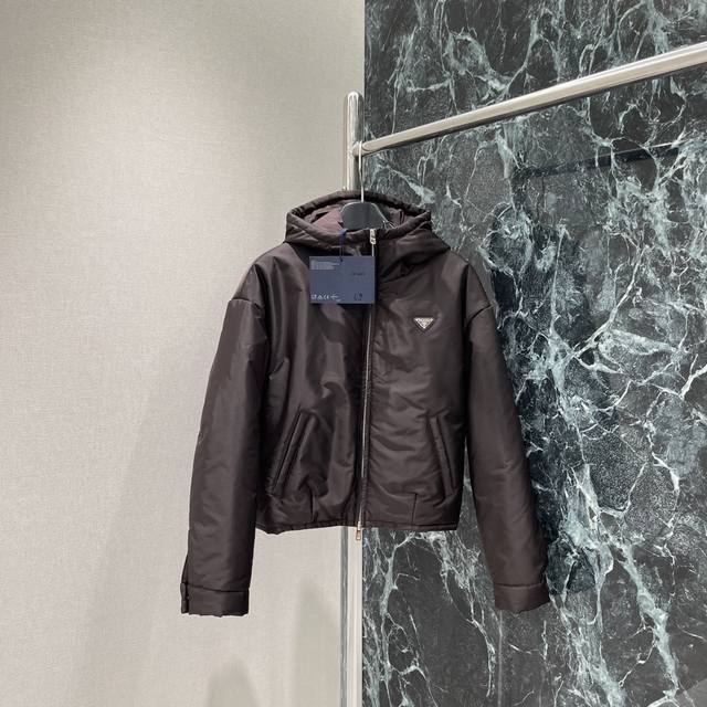 pd 25秋冬新款拉链翻领收腰尼龙外套 独家Yb开发品相非常完美 舒适保暖 非常出彩的设计 轻松将时髦感进阶 做工极为考究严谨，走线工整细致一个色现货Sml