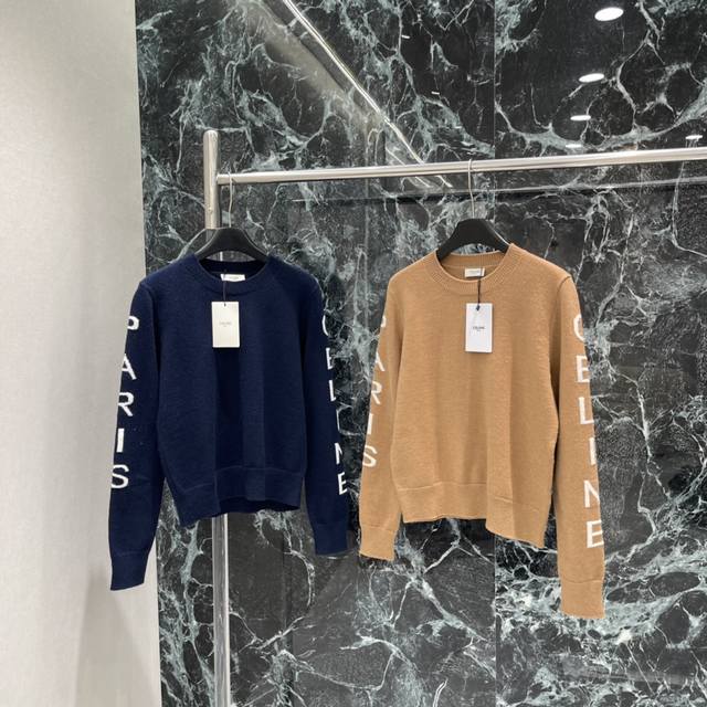 Ce 25秋冬新款 字母提花针织衫 袖子印有品牌字母字样 低调又有辨识度 圆领设计简约百搭 随手搭牛仔裤或半裙都很有质感 穿着舒适不挑身材 是秋冬衣橱必备单品两