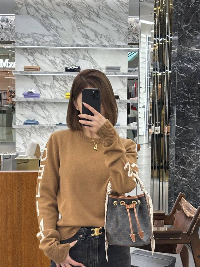 Ce 25秋冬新款 字母提花针织衫 袖子印有品牌字母字样 低调又有辨识度 圆领设计简约百搭 随手搭牛仔裤或半裙都很有质感 穿着舒适不挑身材 是秋冬衣橱必备单品两