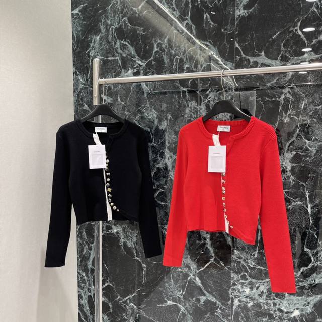 小香 25秋冬新款 排扣针织开衫 修身版型设计 不对称衣襟金属纽扣，细节满分 复古又有现代感 鲜艳红色超显白 节日或日常都能轻松驾驭~无论搭牛仔裤还是裙装 都能