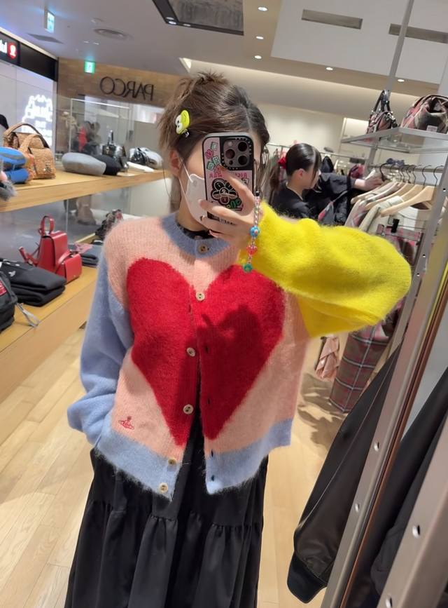 土星 25秋冬新款 爱心撞色开衫 马卡龙色系超甜美 胸前红色爱心图案下摆土星Logo刺绣 辨识度满分 宽松版型，秋冬叠穿也很Ok，轻松打造休闲甜酷风~两个色Sm