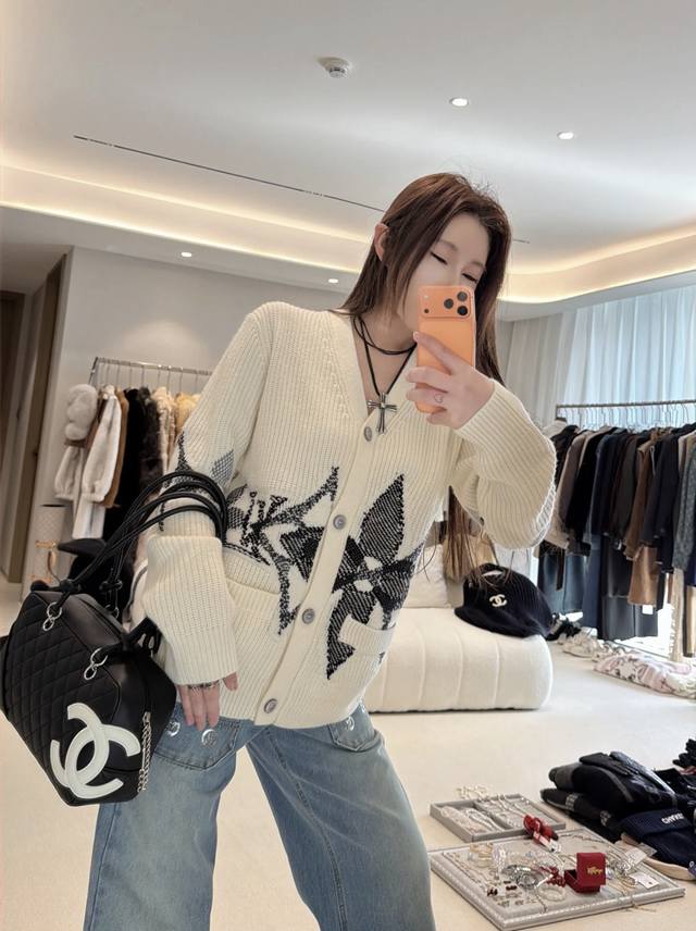 路易 25秋冬新款 提花针织开衫 Monogram老花提花辨识度超高 宽松落肩设计 男女都能轻松驾驭 慵懒随性又时髦 罗纹拼接袖口和下摆 舒适又有层次感 秋冬单