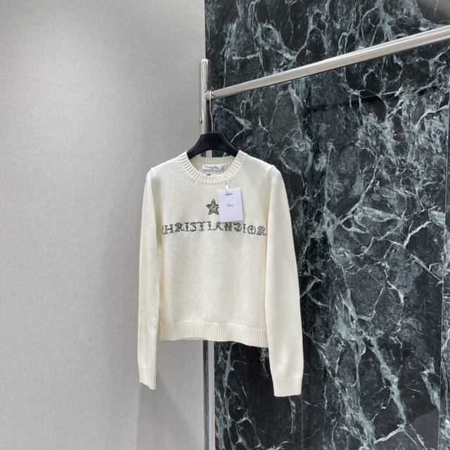 Ｄ家 25秋冬新款 幸运星刺绣毛衣 黑色字母+幸运星刺绣 优雅又有辨识度 舒适贴合常规剪裁 单穿或内搭都很Ok，通勤约会都能轻松驾驭~建议搭配同色系单品 氛围感