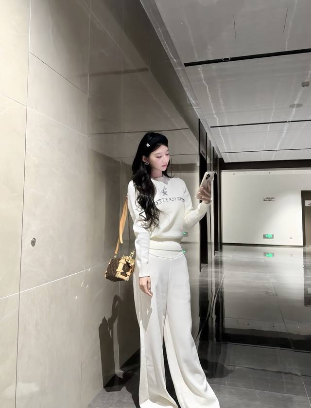 Ｄ家 25秋冬新款 幸运星刺绣毛衣 黑色字母+幸运星刺绣 优雅又有辨识度 舒适贴合常规剪裁 单穿或内搭都很Ok，通勤约会都能轻松驾驭~建议搭配同色系单品 氛围感