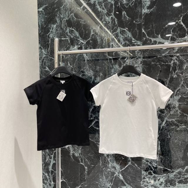罗意威 25秋冬新款 刺绣图案短袖T恤 正肩修身版型 勾勒身形线条超显气质 胸前刺绣徽标低调又有辨识度无论搭牛仔裤还是西装裤，都能轻松打造简约高级日常造型两个色