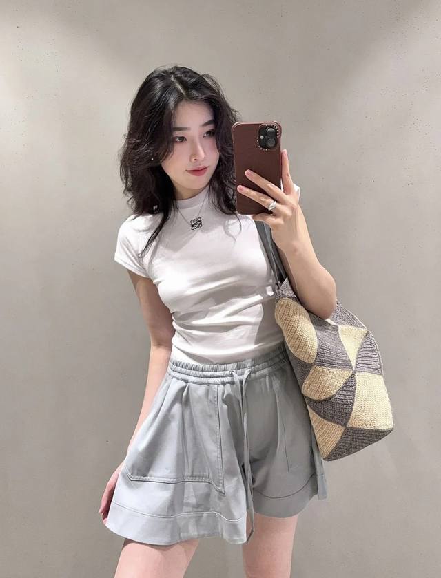 罗意威 25秋冬新款 刺绣图案短袖T恤 正肩修身版型 勾勒身形线条超显气质 胸前刺绣徽标低调又有辨识度无论搭牛仔裤还是西装裤，都能轻松打造简约高级日常造型两个色