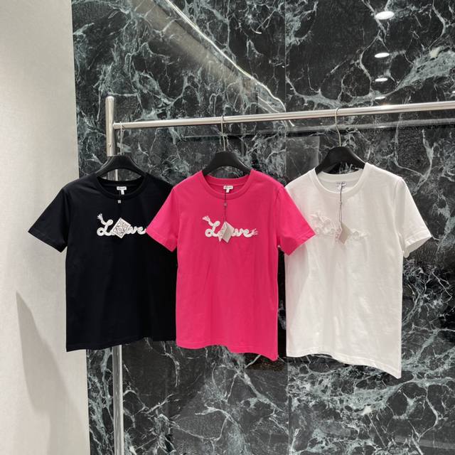 罗意威 25秋冬新款 字母图案短袖T恤 胸前有白色品牌字母 简约又有细节感 纯棉面料柔软透气 春夏穿超舒服宽松版型包容性强 搭配牛仔裤或工装裤都很Ok休闲街头风