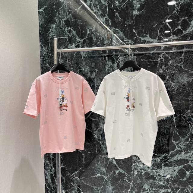 Gann 25秋冬新款 唐老鸭印花短袖T恤 主角是超可爱的黛丝鸭印花钉珠字母设计 童趣又时髦 宽松版型 日常穿搭超百搭，牛仔裤或休闲裤都能轻松驾驭~两个色Sml