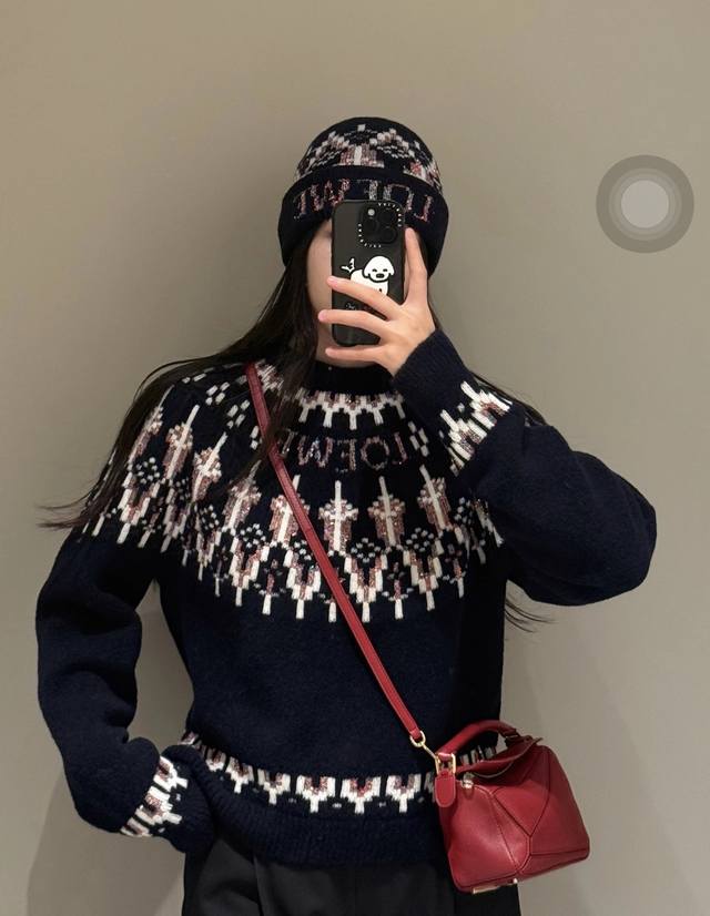 罗意威 25秋冬新款 费尔岛提花毛衣 经典费尔岛图案细节满满 节日氛围感拉满 宽松廓形 单穿或叠搭外套都很Ok 轻松打造时髦层次感 胸前品牌字母Logo低调又有