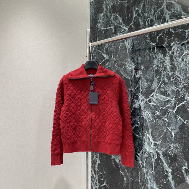 路易 25秋冬新款 针织拉链外套 经典Monogram老花图案，低调又有辨识度 双拉链设计穿脱方便 立领还能防风哦~酒红色调显白又高级 节日氛围感满满 短款版型