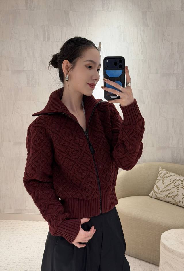 路易 25秋冬新款 针织拉链外套 经典Monogram老花图案，低调又有辨识度 双拉链设计穿脱方便 立领还能防风哦~酒红色调显白又高级 节日氛围感满满 短款版型