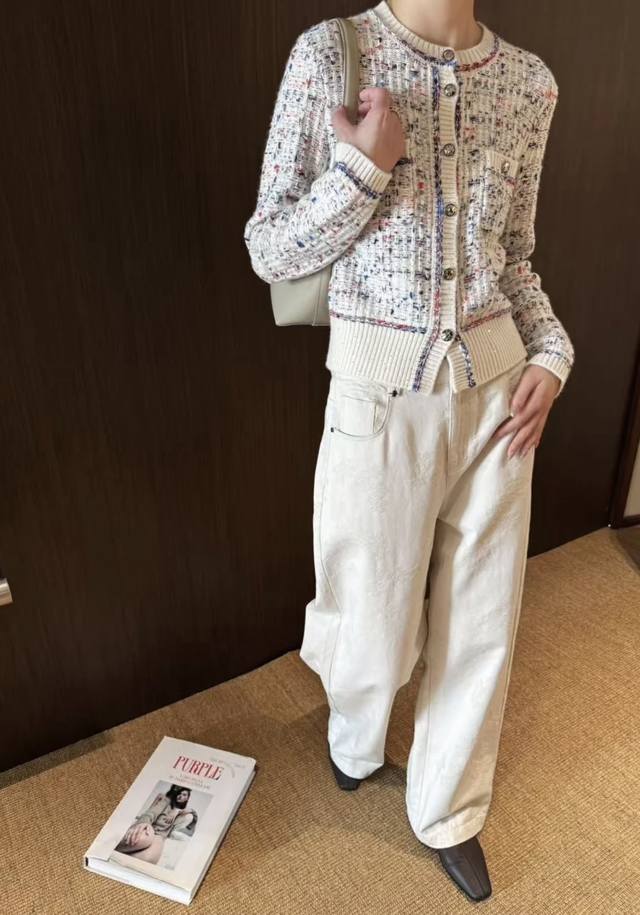 小香 25秋冬新款 撞色针织开衫 通体多色彩点缀精致感满满 圆领设计简约大方，通勤日常都能轻松驾驭 搭配阔腿裤或裙装都很优雅 轻奢风格Get。两个色Sml