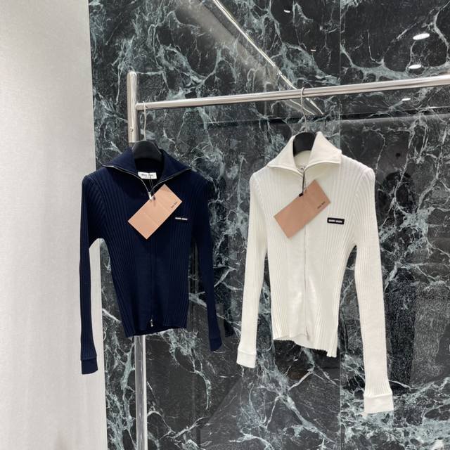 Miu 25秋冬新款 翻领拉链针织衫 竖坑条纹理+柔软面料，修身显瘦超有型两个色Sml