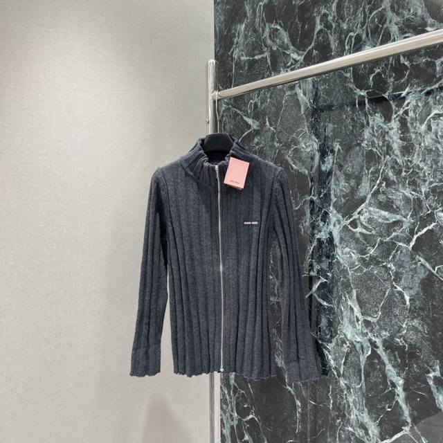 Miu 25秋冬新款 拉链针织开衫 高领+双拉链设计 穿脱方便还很有层次感 深灰竖条纹修身显瘦 侧边低调品牌标识 细节满分搭配短裙流苏包或靴子 轻松Get时髦贵