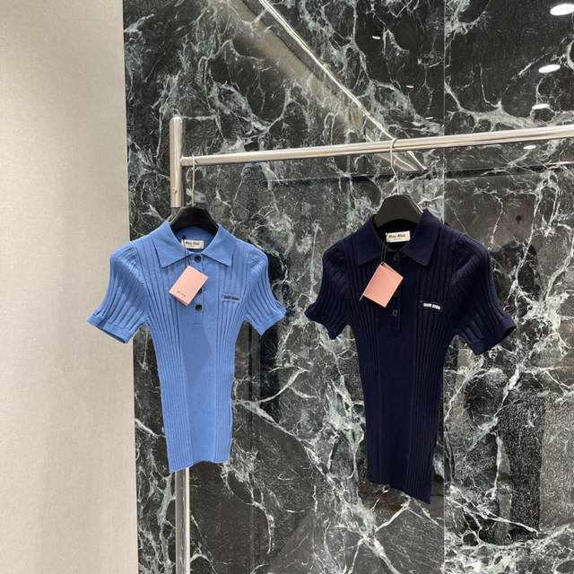 Miu 25秋冬新款 针织polo衫 采用坑条纹理设计 柔软有弹性，穿着超舒适修身版型勾勒身形 胸前微标Logo超精致 早秋穿刚刚好~搭配高腰裙Or休闲裤都很出