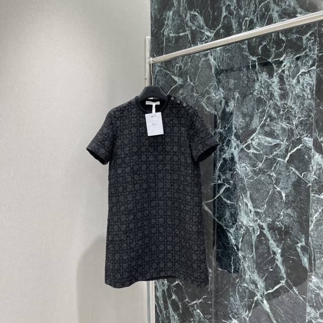 Ｄ家 25秋冬新款 格子花呢短袖裙 甄选格纹花呢面料 细腻纹理交织出复古质感 又赋予日常穿搭的舒适随性 直筒廓形简约大气 对各种身形友好 利落剪裁勾勒出从容自在